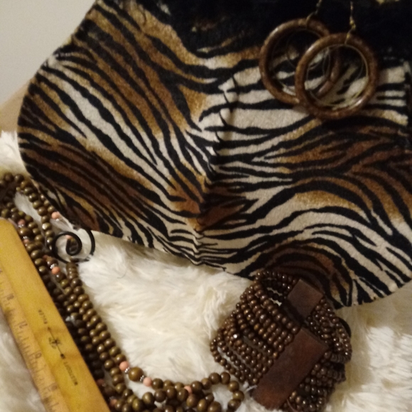 NWOT Wooden earring - Picture 3 of 3